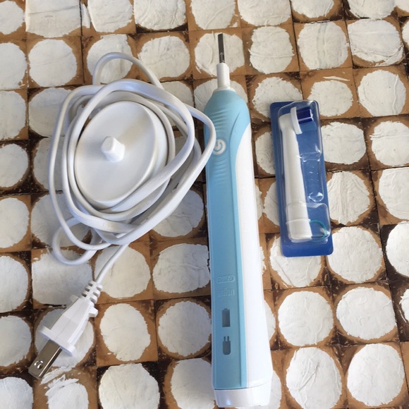 Brand new electric toothbrush Braun Oral B - Picture 1 of 4